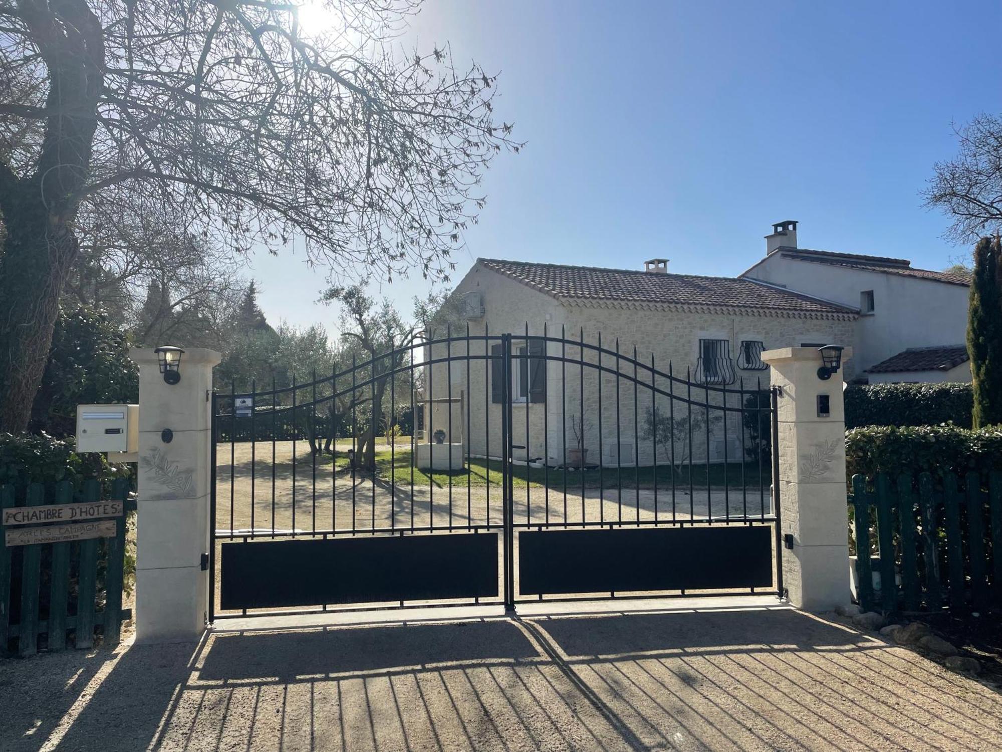 Arles Campagne Location "La Campagn'Arles" Bed & Breakfast Exterior photo